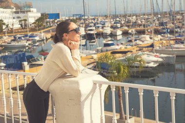 çok güzel bir kız bir yolda limanında fotoğraflandı