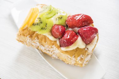 parlak güzel meyveli kek stüdyoda fotoğraflandı