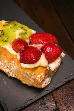 parlak güzel meyveli kek stüdyoda fotoğraflandı