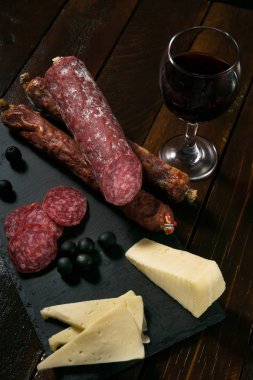 bir parça peynir ve zeytin, güzel lezzetli kurutulmuş sosis stüdyo fotoğrafı