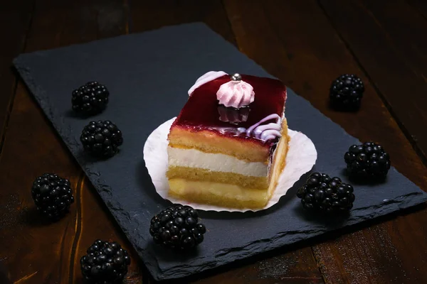 Вкусный Красивый Пирог Blackberry Сфотографирован Фотостудии — стоковое фото
