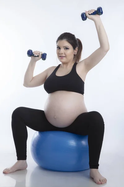 Mulher Grávida Está Fazendo Exercícios Com Bola Ginástica Fundo Branco — Fotografia de Stock