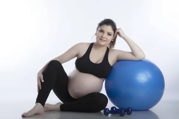 Kobieta Ciąży Robi Ćwiczenia Gimnastyczne Piłkę Białym Tle — Zdjęcie stockowe