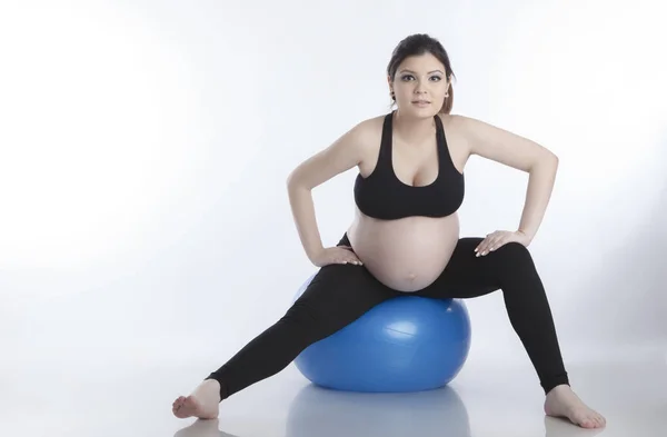 Беременная Женщина Делает Упражнения Гимнастическим Мячом Белом Фоне — стоковое фото