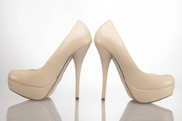 Nude Sapatos Salto Alto Mulheres Fundo Branco — Fotografia de Stock