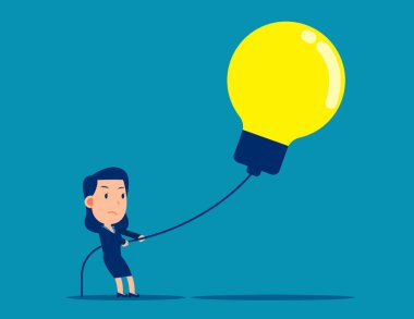İş kadını büyük ampulü çekiyor. İş fikri ve yaratıcılık