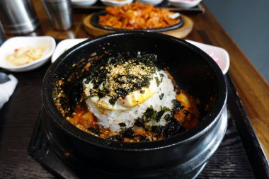 Kimchi dolsot bibibimbap, pirinçli Kore pilav yemeği.