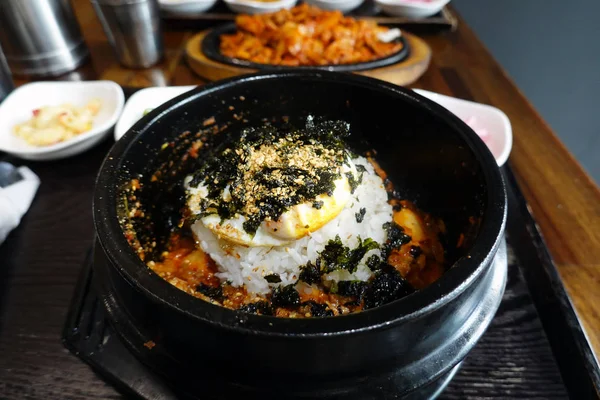 김치 dolsot bibimbap, 쌀에 튀긴 달걀을 곁들인 한국의 쌀 요리 — 스톡 사진