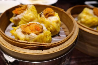 Çin Dim Sum, Domuz etli börek (Siu Mai) Bambu sepetinde deniz kulağı ile      