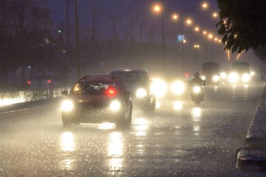 yol bulanıklık tarzı ve Hi iso kasabasında yağmur yağıyor