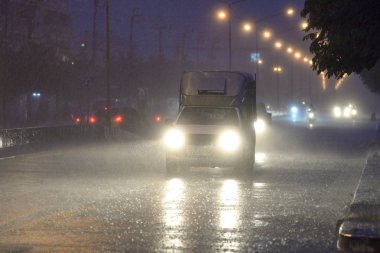 yol bulanıklık tarzı ve Hi iso kasabasında yağmur yağıyor