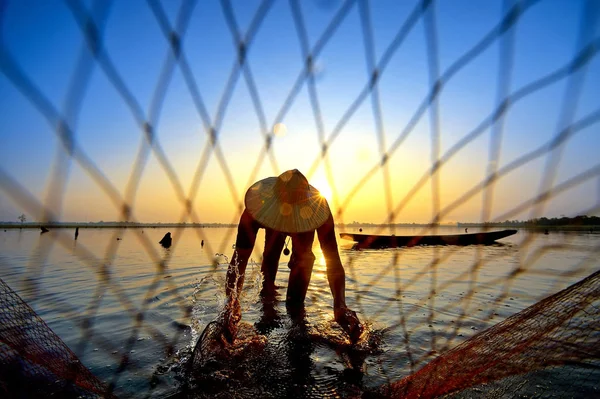 Hombre Lanzar Una Forma Red Norte Tailandia — Foto de Stock