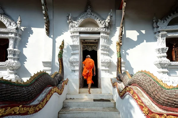 Чернець Ходити Храму Від Північ Таїланду — стокове фото