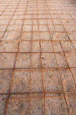 Site bina üzerinde kum ile zeminde tel örgü