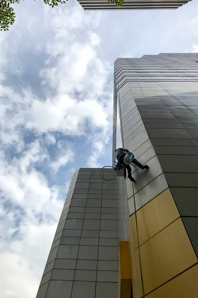 Uomo Pulizia Edificio Fuori Lato Bangascar Thailandia — Foto Stock