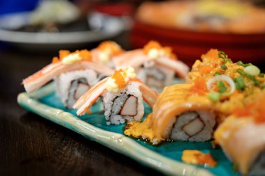 suşi yemek üzerinde