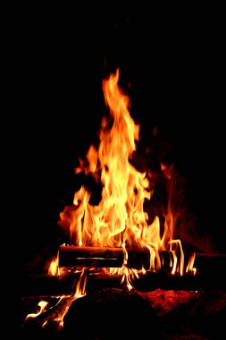 Yakacak odun yığınında turuncu-kırmızı alev