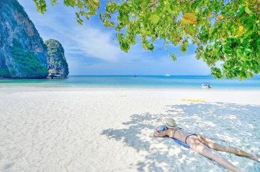 Turistler Krabi denizinde sahilde uyku