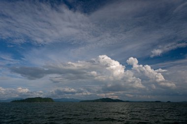 Uçsuz bucaksız deniz ve mavi gökyüzü