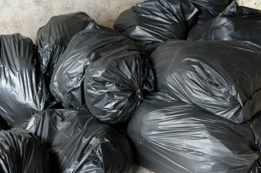 Köyün çöplüğünde siyah çöp torbaları var..