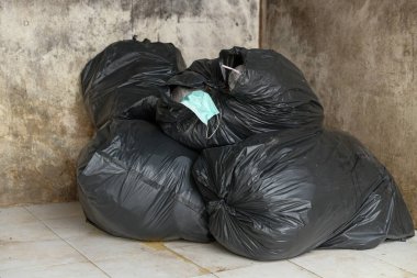 Çöpe atılan hijyenik maskeler.