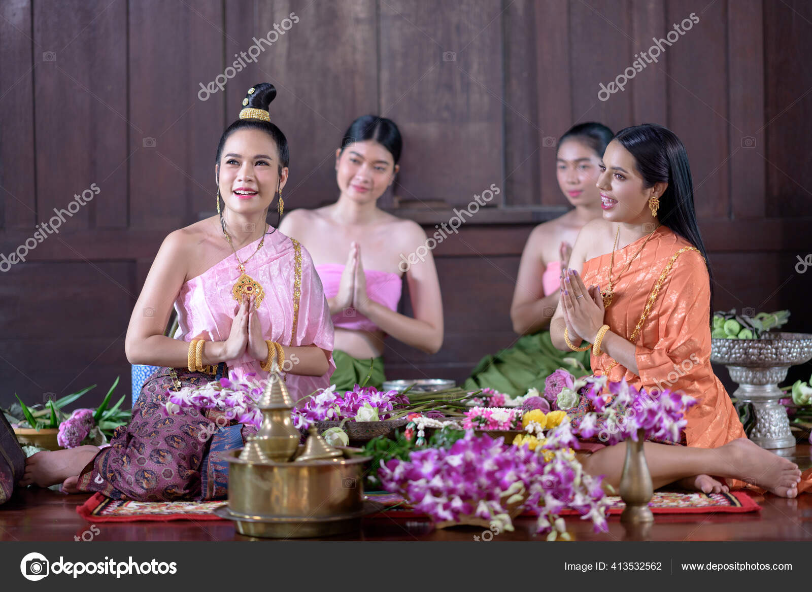 Thailandske Kvinder Kjole Dekorerer — Stock-foto © #413532562