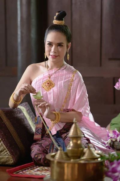 Las Mujeres Tailandesas Vestido Tradicional Tailandés Están Decorando Flores — Foto de Stock