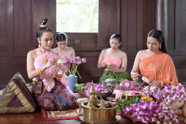 身着泰国传统服装的泰国妇女正在装饰花朵 — 图库照片