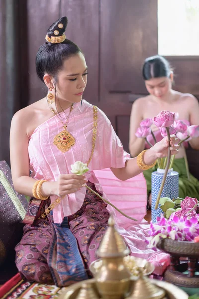 身着泰国传统服装的泰国妇女正在装饰花朵 — 图库照片