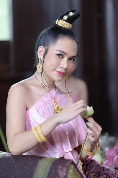 身着泰国传统服装的泰国妇女正在装饰花朵 — 图库照片