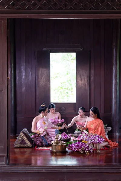 Las Mujeres Tailandesas Vestido Tradicional Tailandés Están Decorando Flores —  Fotos de Stock