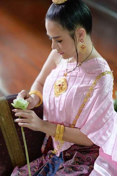 タイの伝統的なドレスのタイの女性は花を飾る — ストック写真