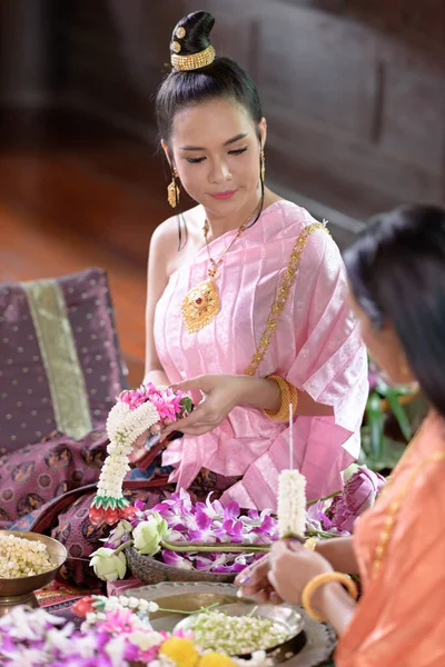 Donne Thailandesi Abito Tradizionale Thailandese Decorano Fiori — Foto Stock