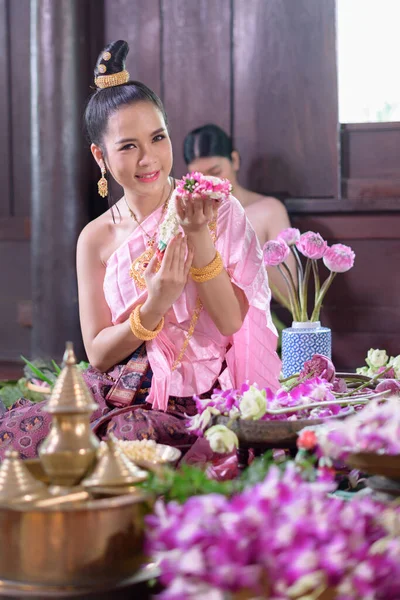 Las Mujeres Tailandesas Vestido Tradicional Tailandés Están Decorando Flores — Foto de Stock