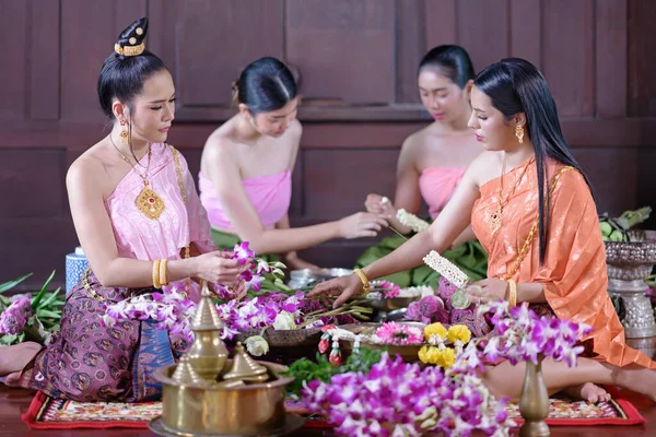 Las Mujeres Tailandesas Vestido Tradicional Tailandés Están Decorando Flores —  Fotos de Stock