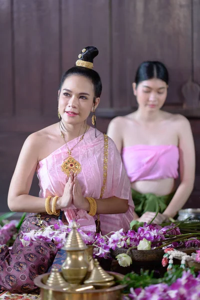 Tajskie Kobiety Tradycyjnej Tajskiej Sukience Dekoracyjne Kwiaty — Zdjęcie stockowe