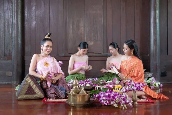 Donne Thailandesi Abito Tradizionale Thailandese Decorano Fiori — Foto Stock