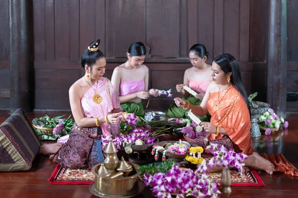 身着泰国传统服装的泰国妇女正在装饰花朵 — 图库照片