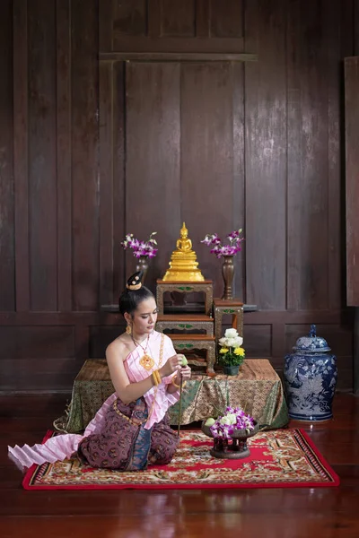Las Mujeres Tailandesas Vestido Tradicional Tailandés Están Decorando Flores —  Fotos de Stock