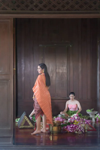 Las Mujeres Tailandesas Vestido Tradicional Tailandés Están Decorando Flores —  Fotos de Stock