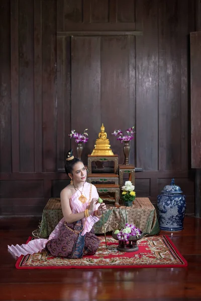 Geleneksel Tayland Elbiseli Taylandlı Kadınlar Çiçek Süsler — Stok fotoğraf