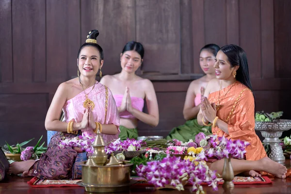 Таїландські Жінки Традиційному Одязі Прикрашають Квіти Стокова Картинка