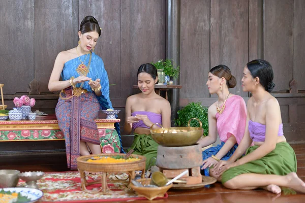Thai Emberek Thai Desszertet Készítenek Thai Korabeli Jelmezben — Stock Fotó