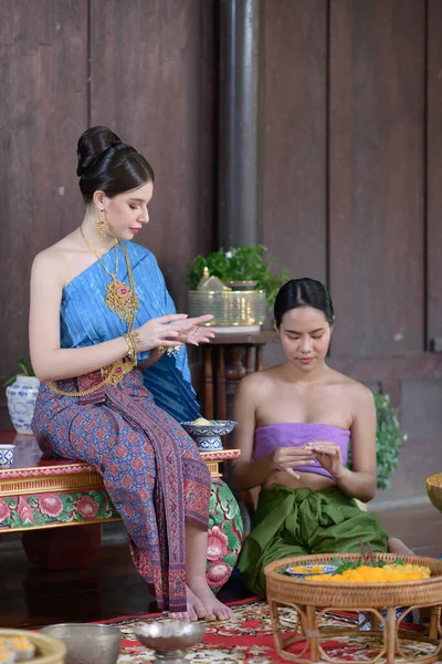泰国人用泰式服装做泰式甜点 — 图库照片