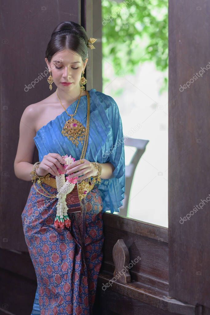 https://st4.depositphotos.com/11338500/41716/i/950/depositphotos_417165794-stock-photo-portrait-thai-model-thai-period.jpg