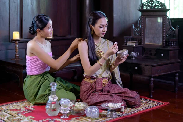 Tayland Elbisesi Giymiş Taylandlı Kadının Portresi — Stok fotoğraf