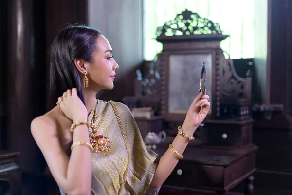 穿着复古泰式服装的泰国妇女形象 — 图库照片