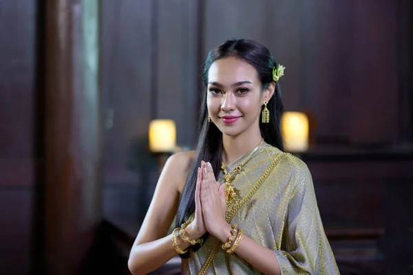 穿着复古泰式服装的泰国妇女形象 — 图库照片