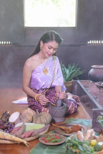 Mujer Tailandesa Cocinando Vestido Retro Tailandés —  Fotos de Stock