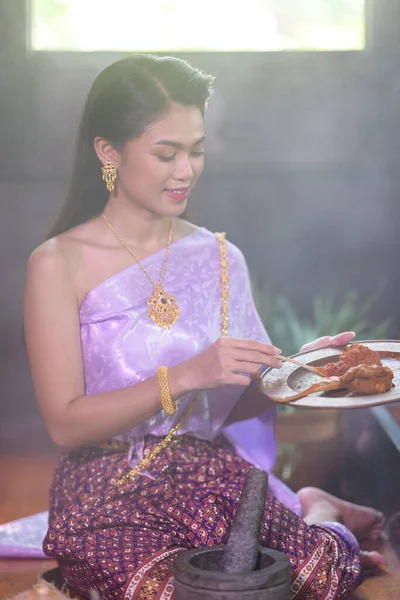 Mujer Tailandesa Cocinando Vestido Retro Tailandés —  Fotos de Stock